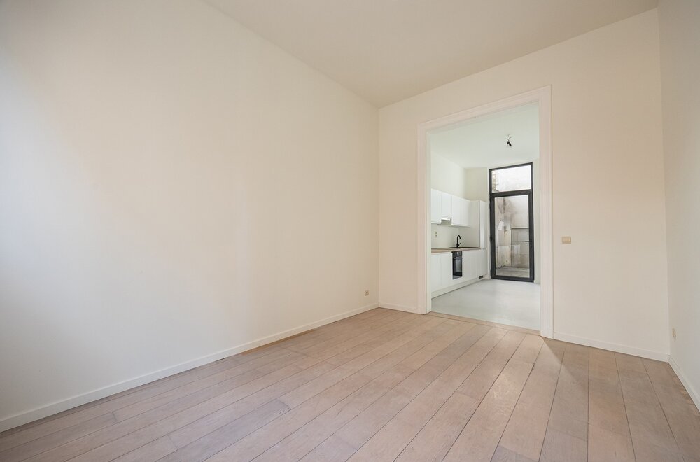 volledig-gerenoveerd-gelijkvloers-appartement-met-zuidoost-gericht-koertje-in-antwerpen007.jpg