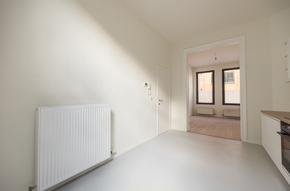 volledig-gerenoveerd-gelijkvloers-appartement-met-zuidoost-gericht-koertje-in-antwerpen008.jpg