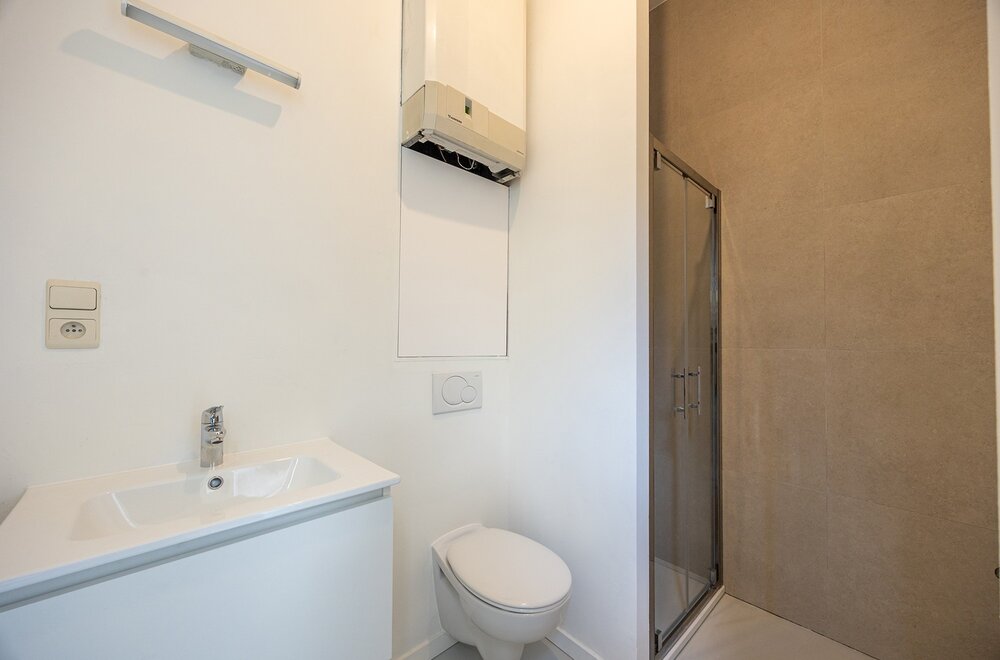 volledig-gerenoveerd-gelijkvloers-appartement-met-zuidoost-gericht-koertje-in-antwerpen010.jpg