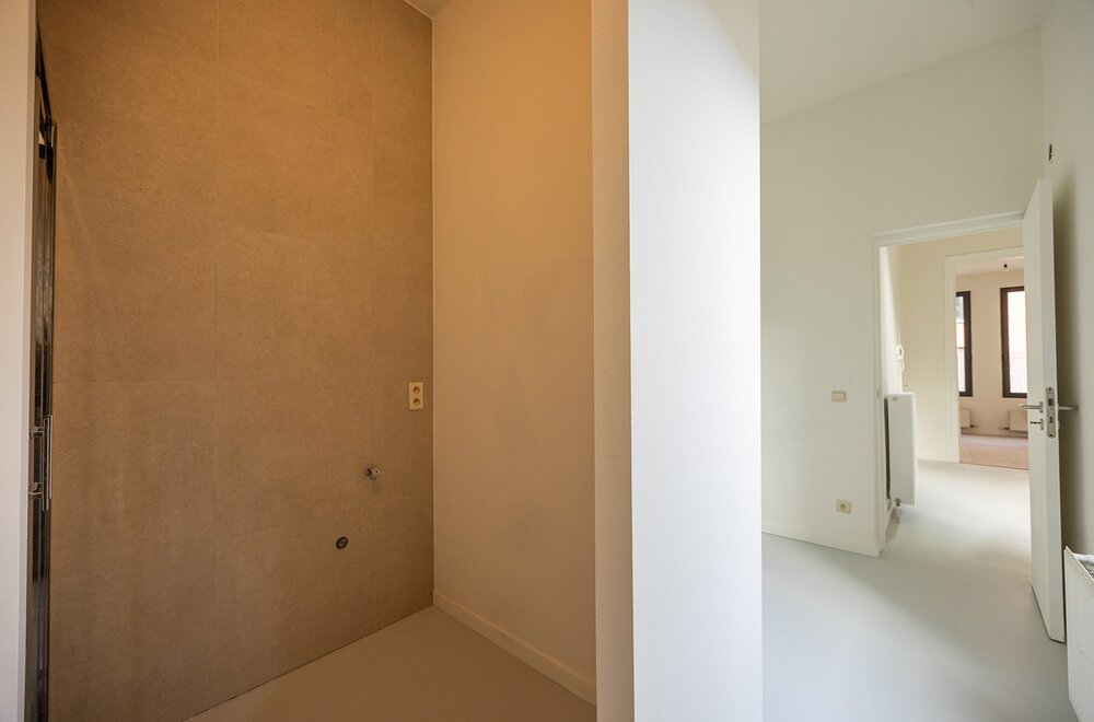 volledig-gerenoveerd-gelijkvloers-appartement-met-zuidoost-gericht-koertje-in-antwerpen011.jpg