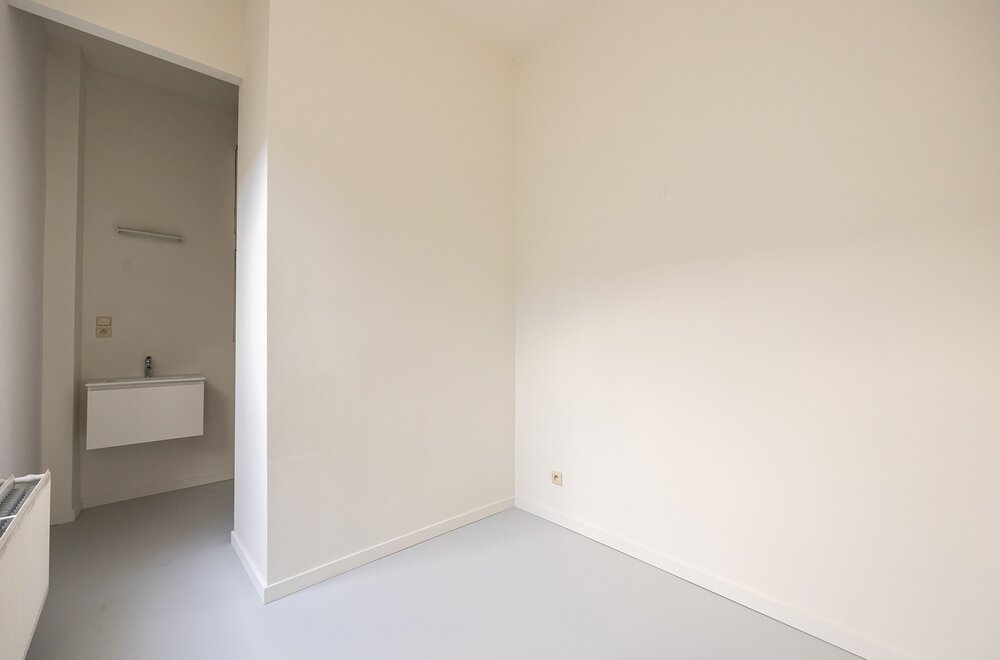 volledig-gerenoveerd-gelijkvloers-appartement-met-zuidoost-gericht-koertje-in-antwerpen013.jpg