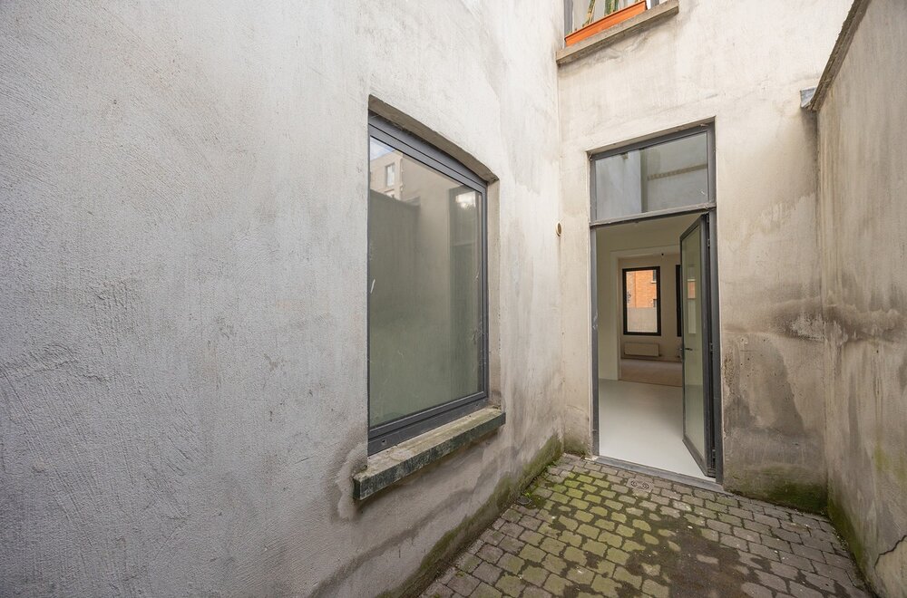 volledig-gerenoveerd-gelijkvloers-appartement-met-zuidoost-gericht-koertje-in-antwerpen015.jpg