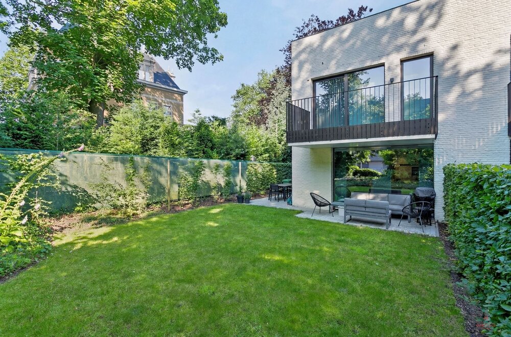 instapklaar-gelijkvloers-appartement-met-tuin-terras-en-2-autostaanplaatsen-in-olsene002.jpg