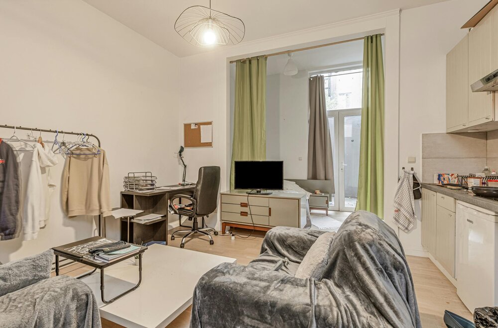 studentenhuis-met-2-studio-s-en-vier-kamers-te-koop-005.jpg